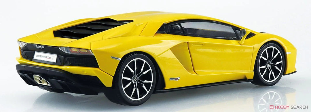Aoshima 1/32 SNAP Lamborghini Aventador S (Pearl Yellow)
